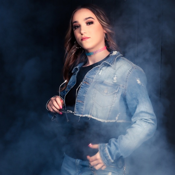 Madden NYC Junior's Cropped Denim Jacket💙 - Picture 3 of 13